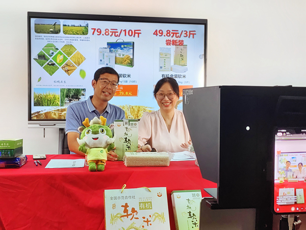 金壇煙草聯(lián)合黃金村開展助農(nóng)直播活動。李星穎攝