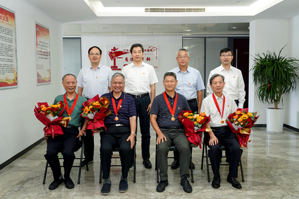 “光榮在黨50年”紀(jì)念章獲得者現(xiàn)場合影。劉元攝