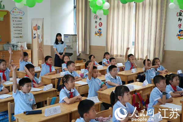 暑托班上，學(xué)生與老師互動(dòng)。人民網(wǎng) 王丹丹攝