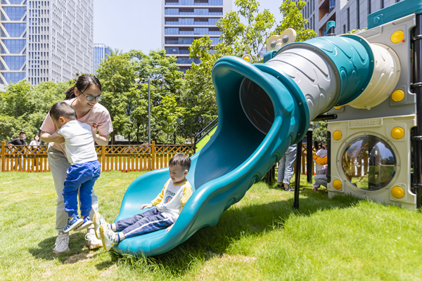 建鄴高新區(qū)研發(fā)總部園托育園內(nèi)老師陪同孩子玩游戲。褚旭峰攝