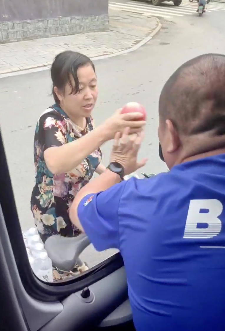 涿州大姐往救援車上狂塞水果。受訪者供圖
