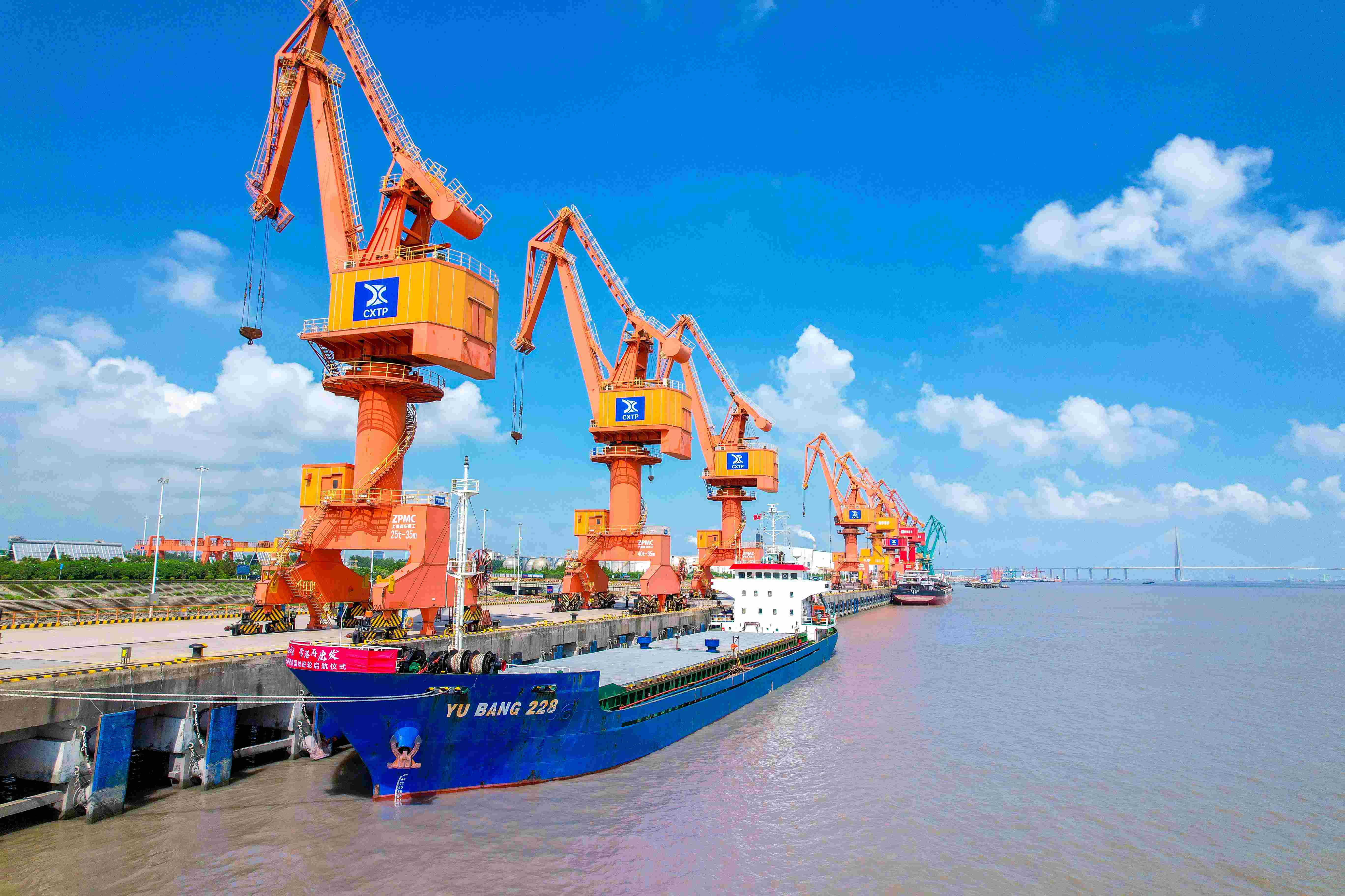 伯利茲籍散貨船“YU BANG228”裝載鋼材5500噸，從常熟港出發(fā)，首航韓國釜山。常熟海事局供圖