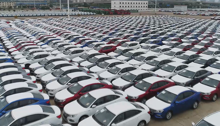 連云港港準備出口的汽車