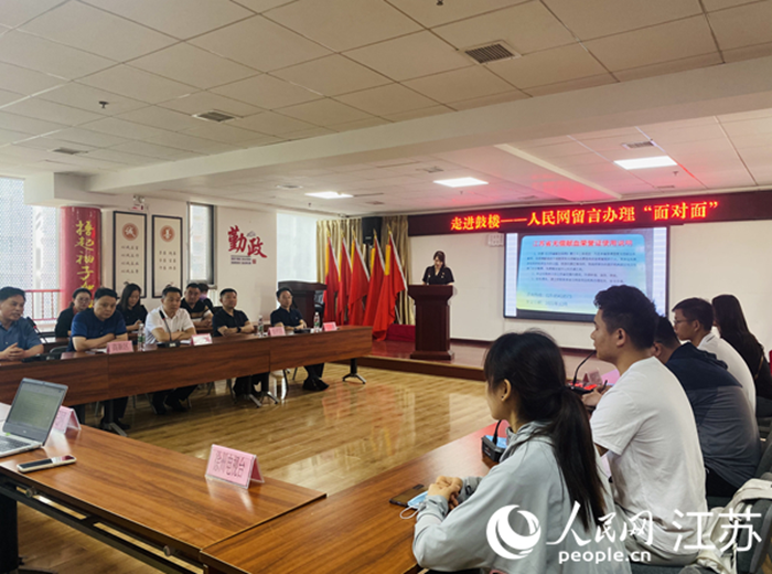 徐州市信訪局舉辦的人民網(wǎng)留言辦理“面對(duì)面”活動(dòng)現(xiàn)場(chǎng)。 人民網(wǎng) 楊維瓊攝