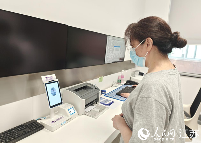 南京市民就診后進(jìn)行移動(dòng)診間支付。 人民網(wǎng) 王丹丹攝