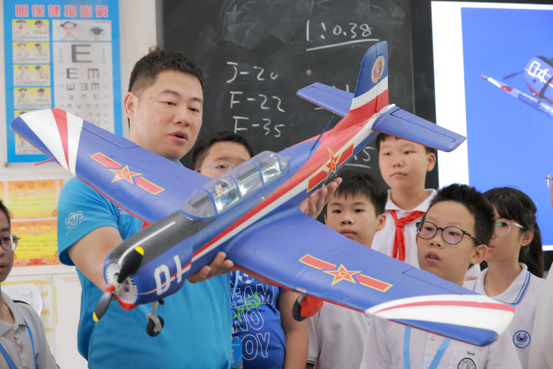 航模課堂里，孩子們聚精會神聆聽老師講解。受訪人供圖