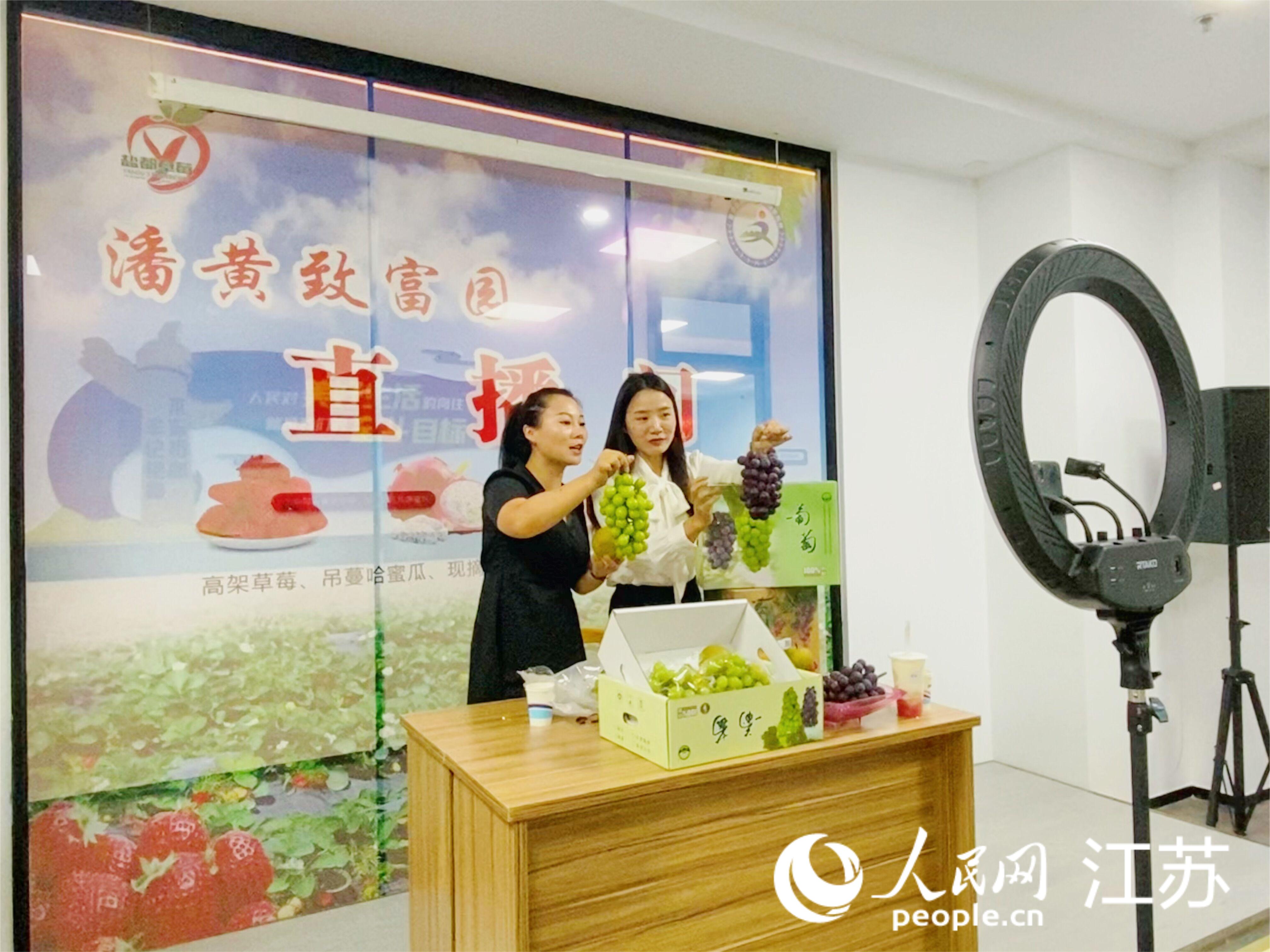 潘黃街道惠農(nóng)網(wǎng)絡(luò)直播。人民網(wǎng) 楊維瓊攝