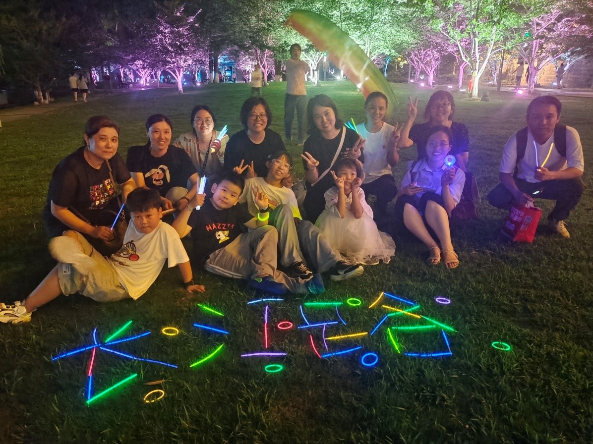 長(zhǎng)江路社區(qū)“熒光夜跑，引領(lǐng)時(shí)尚潮流”主題活動(dòng)。玄宣攝