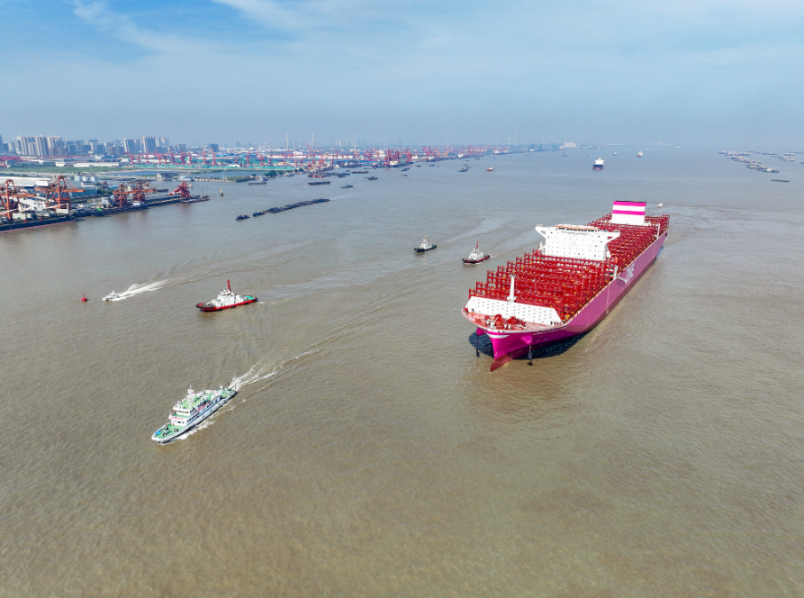 集裝箱船出江試航現(xiàn)場(chǎng)。盛義攝