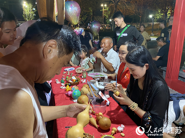 非遺傳承小屋展臺。人民網(wǎng) 楊維瓊攝