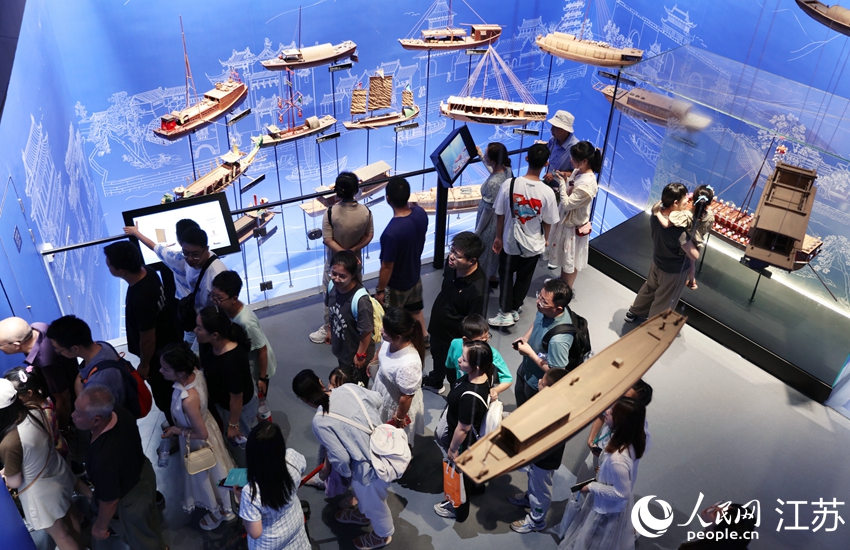 中國大運(yùn)河博物館內(nèi)慕名而來的游客。人民網(wǎng) 余樂攝