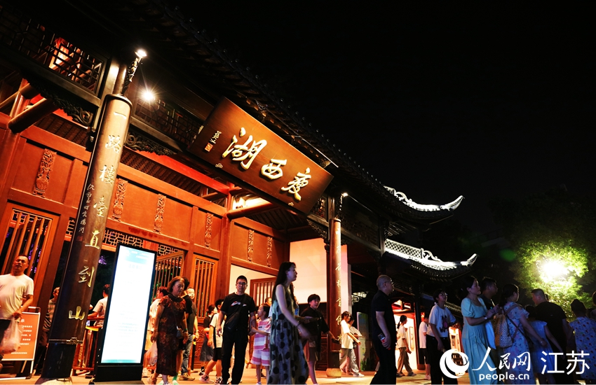 夜幕下的揚(yáng)州瘦西湖游人如織。人民網(wǎng) 余樂攝