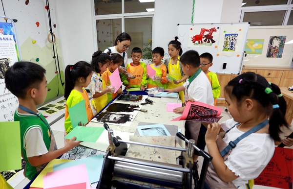 20余名小朋友體驗(yàn)“版畫(huà)初體驗(yàn)”公益培訓(xùn)。東海宣傳部供圖