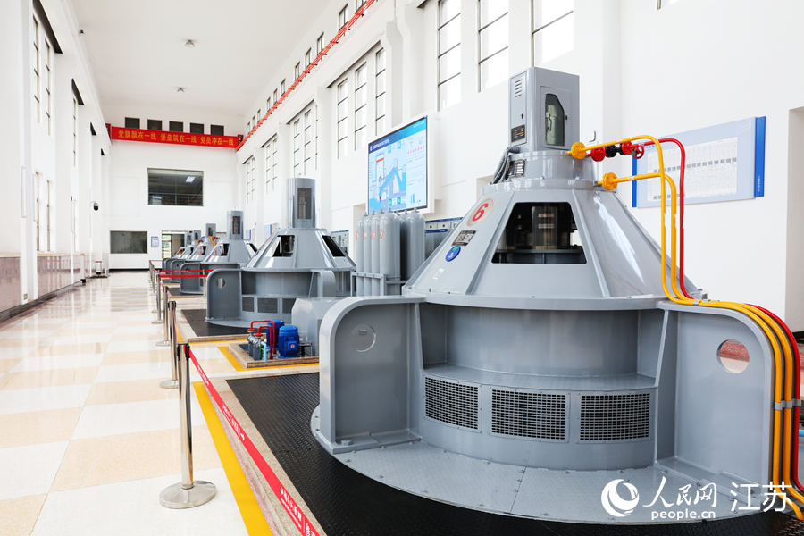 江都水利樞紐內(nèi)六臺(tái)泵機(jī)同時(shí)運(yùn)轉(zhuǎn)。人民網(wǎng) 余樂(lè)攝