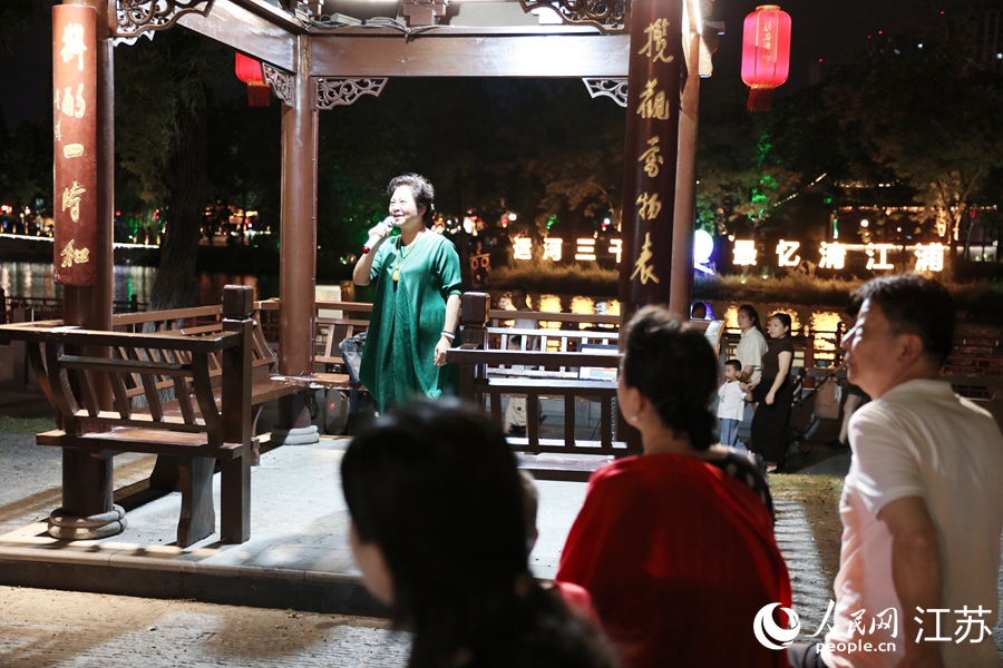 運河兩岸百姓休閑生活。人民網(wǎng) 余樂攝