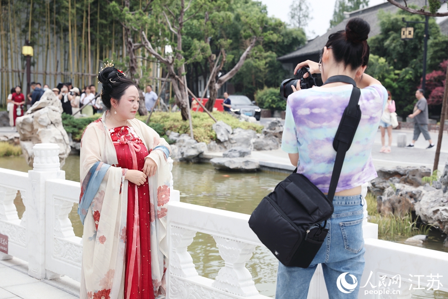 復建的文匯閣成為游客打卡新地標。人民網(wǎng) 余樂攝