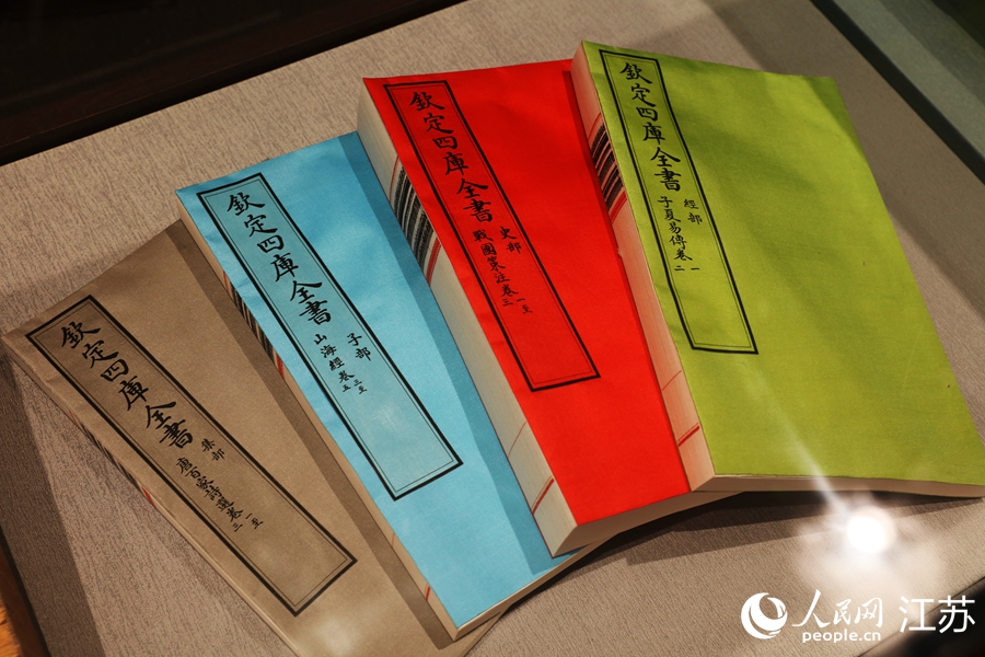 通過數(shù)碼技術復制的《四庫全書》重新入藏文匯閣。人民網(wǎng) 余樂攝