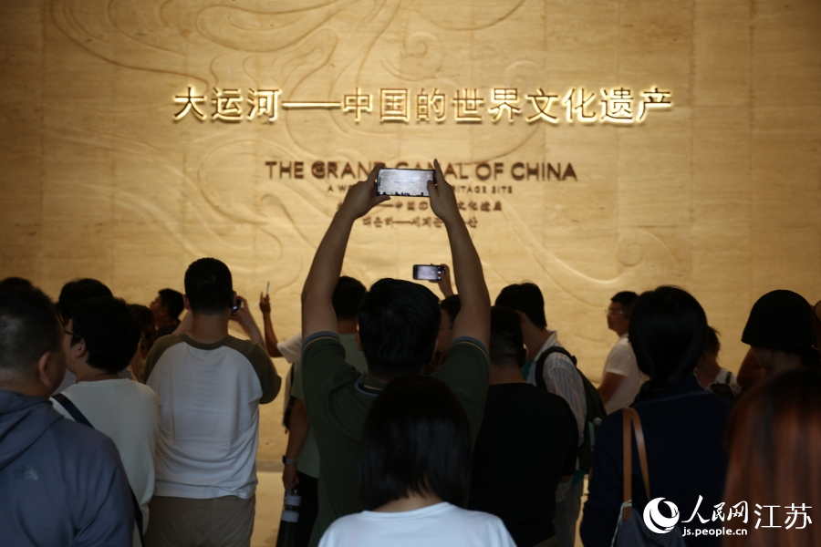 揚(yáng)州中國大運(yùn)河博物館內(nèi)游客紛紛掏出手機(jī)打卡留念。人民網(wǎng) 余樂攝