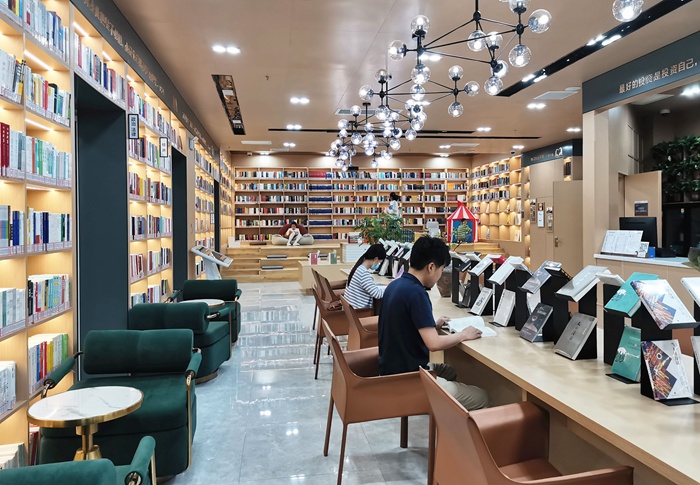 沛縣市民在“歌風(fēng)書房”閱讀。苗永樂攝