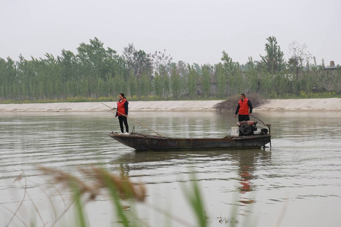 王大亮夫妻正在巡河。沛縣文明辦供圖