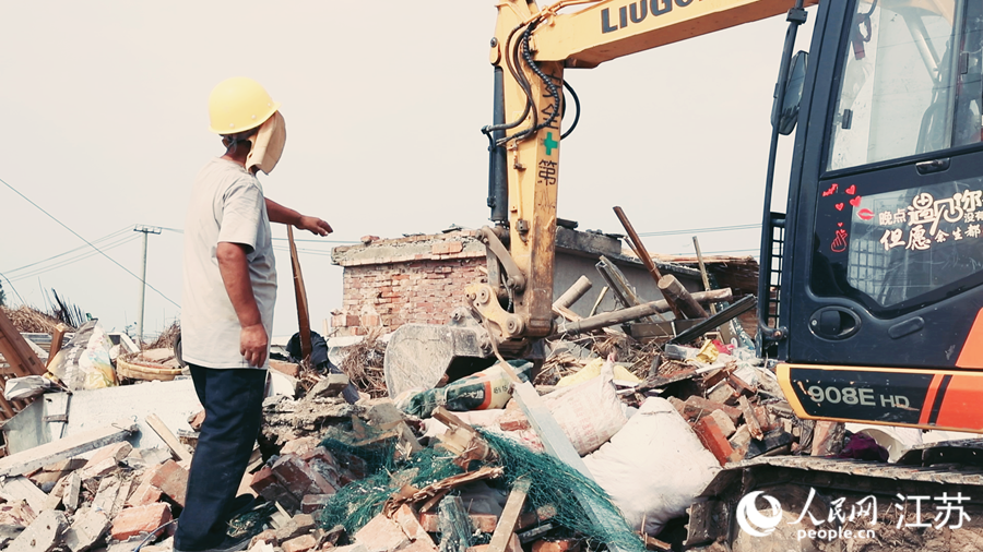 災(zāi)后廢墟加緊清理。人民網(wǎng) 余樂攝