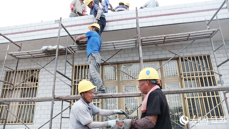 風災受損較輕的房屋正在維修。人民網 余樂攝