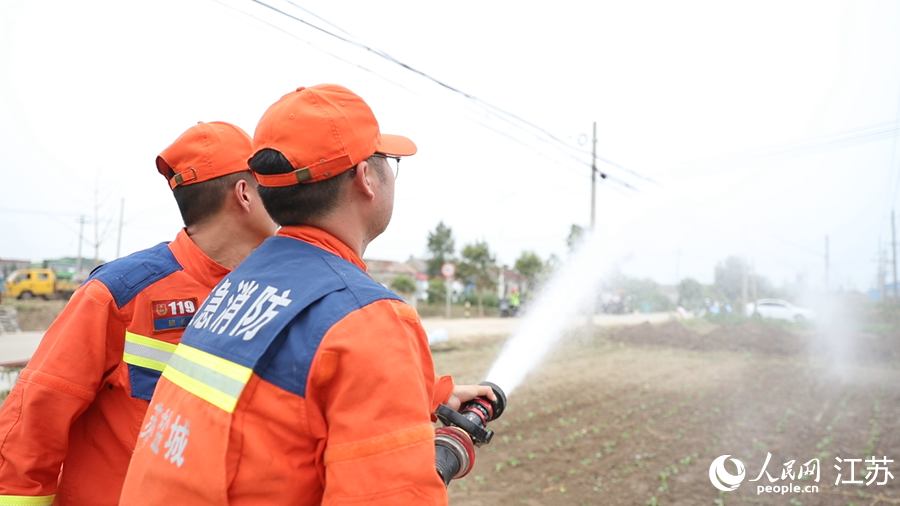 當(dāng)?shù)貞?yīng)急管理部門(mén)為新栽種的農(nóng)作物澆水。人民網(wǎng) 余樂(lè)攝