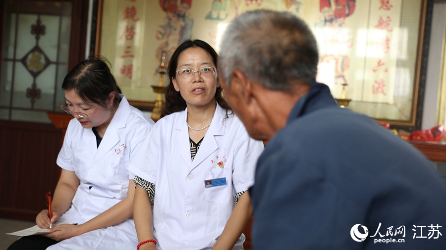 當地醫(yī)院醫(yī)生為村民開展心理疏導。人民網 余樂攝