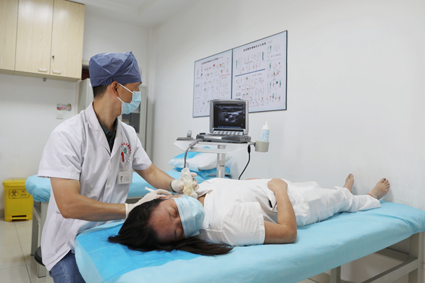 榮慶江為患者治療。黃埭鎮(zhèn)供圖