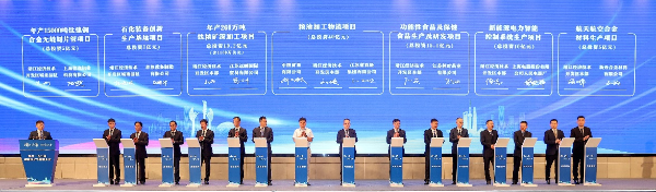 活動(dòng)簽約現(xiàn)場(chǎng)。朱其攝