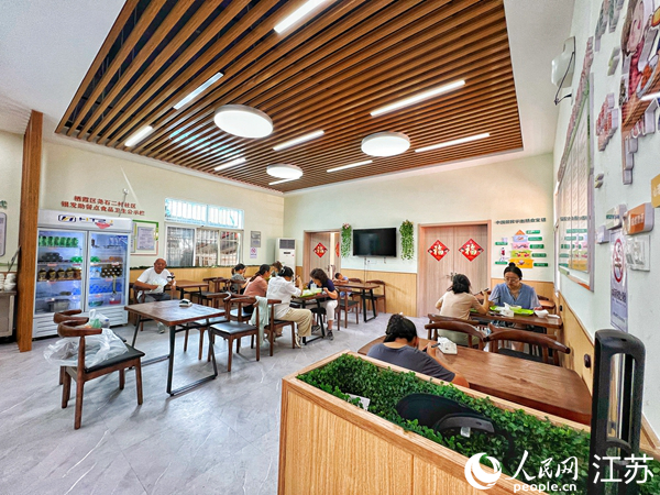位于南京市棲霞區(qū)堯化街道堯石二村的棲彩食堂”。人民網(wǎng)記者 馬曉波攝