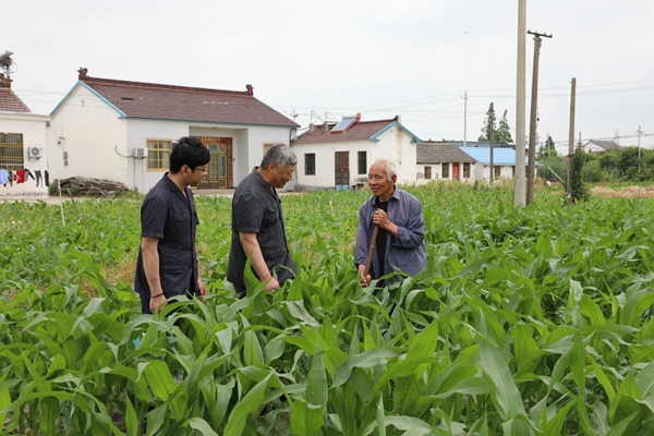 徐劉根向村民進(jìn)行普法宣傳。東臺市人民法院供圖