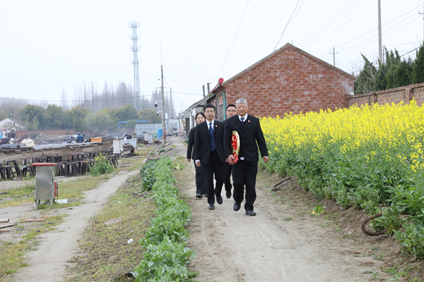 徐劉根帶領年輕同事將法庭“搬到”田間地頭。東臺市人民法院供圖