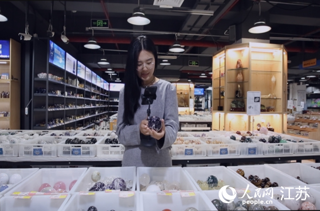 外語(yǔ)主播姜秋月在東海水晶跨境電商交易中心直播。 人民網(wǎng)范堯攝