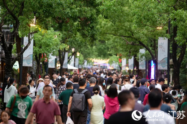 古城更新，皮市街游人如織。 人民網(wǎng) 余樂攝