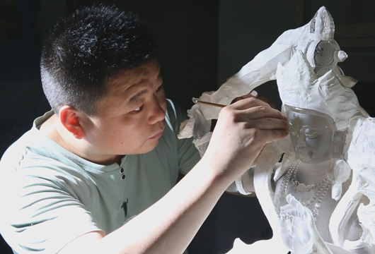 正在精雕細琢中的水晶工藝品