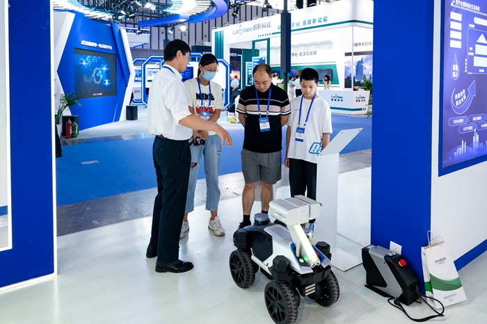 南京軟博會上，雨花黑科技吸引市民駐足詢問。雨花臺區(qū)融媒體中心供圖