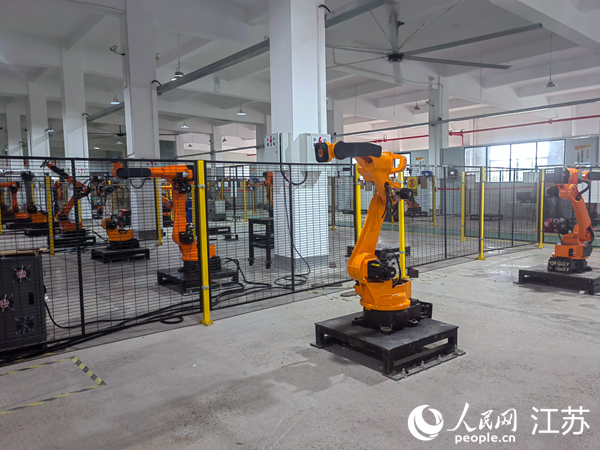 智能智造企業(yè)在測試機(jī)器人產(chǎn)品。 人民網(wǎng)記者 張玉峰攝