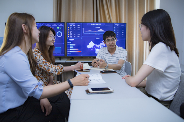 人才專員上門了解企業(yè)需要，營造優(yōu)良營商環(huán)境。濱湖區(qū)委宣傳部供圖