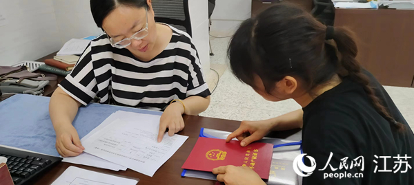 呂女士在為孩子辦理轉學。人民網 楊維瓊攝