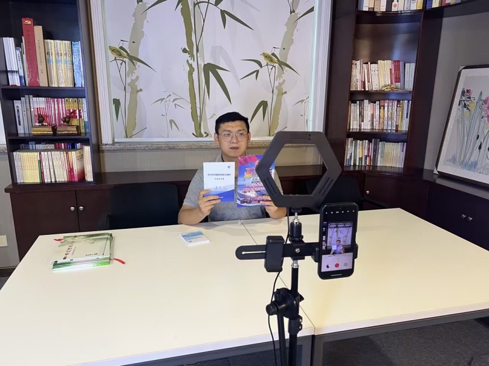 志愿者在釋法直播間講解法律知識(shí)。江都煙草供圖