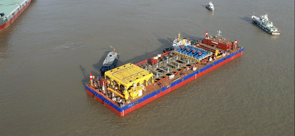 太湖生態(tài)清淤平臺(tái)船在揚(yáng)州下水。 揚(yáng)州海事局供圖