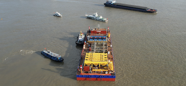 太湖生態(tài)清淤平臺(tái)船在揚(yáng)州下水。揚(yáng)州海事局供圖