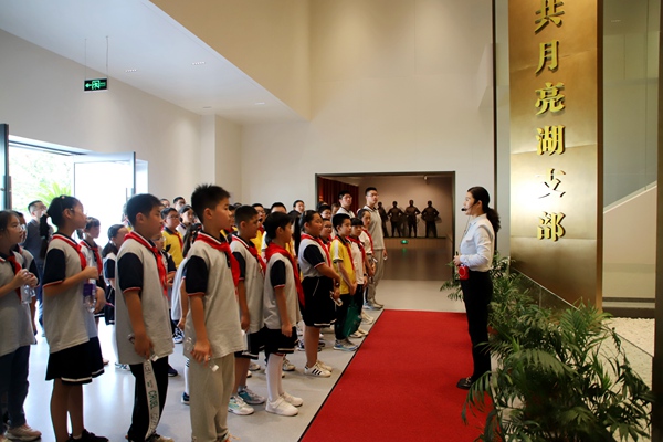 參觀學習。高曉平攝