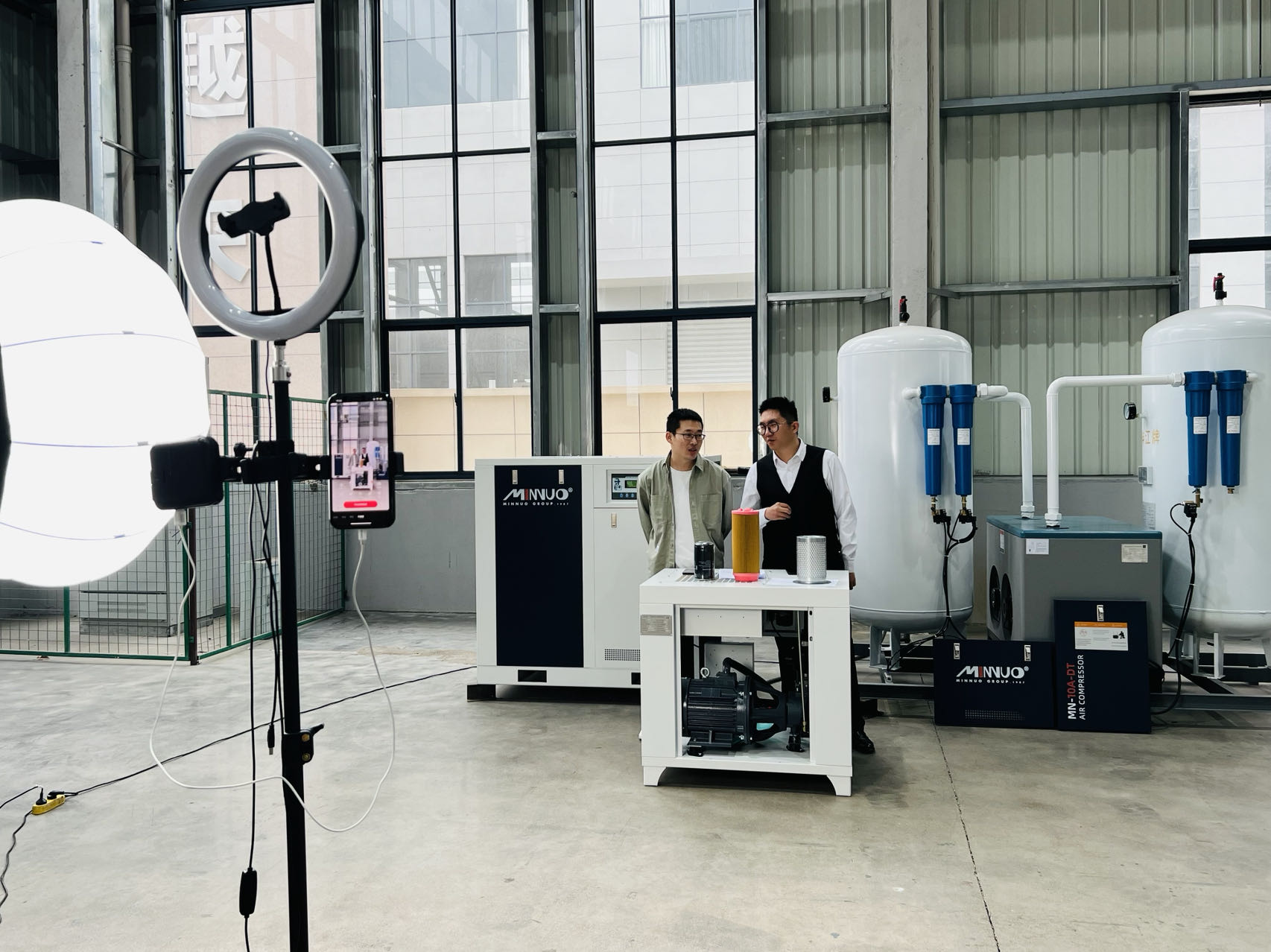 企業(yè)通過(guò)直播平臺(tái)銷(xiāo)售機(jī)械產(chǎn)品。受訪(fǎng)者供圖