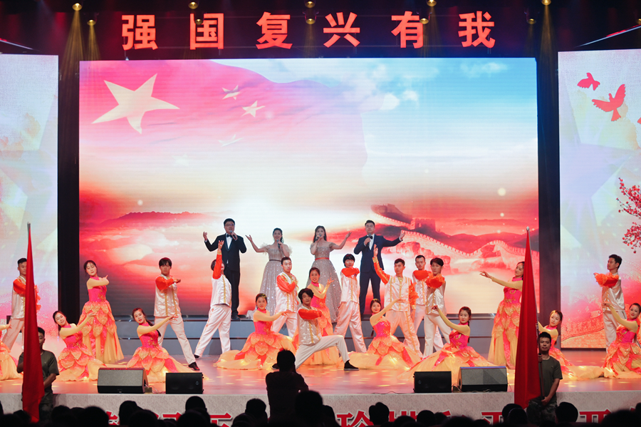 合唱《領(lǐng)航》。新萱攝