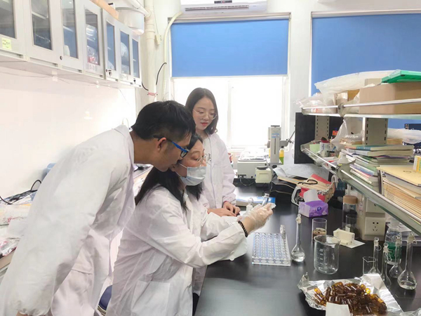 胡長(zhǎng)鷹團(tuán)隊(duì)在實(shí)驗(yàn)室。受訪者供圖