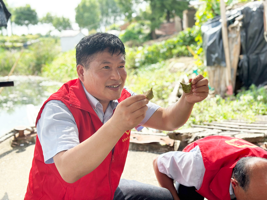 志愿者直播展示新采摘的菱角。姜堰煙草供圖