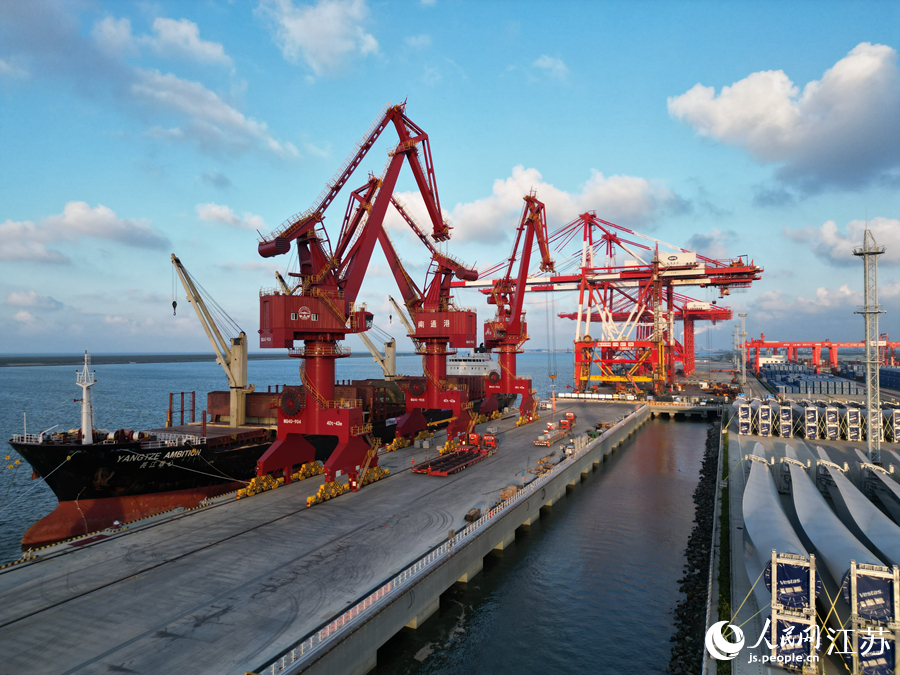 通州灣呂四起步港區(qū)“2+2”碼頭裝貨忙。人民網(wǎng)記者 王繼亮攝