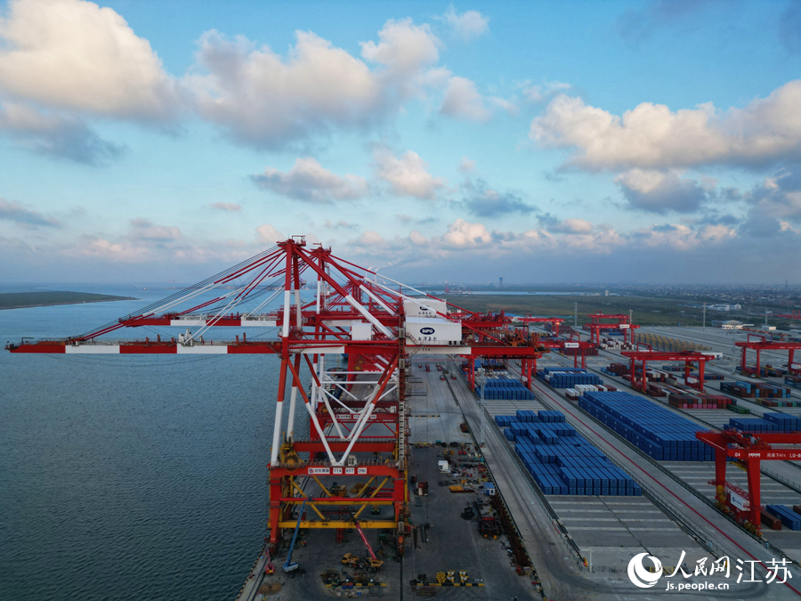 通州灣呂四起步港區(qū)“2+2”碼頭裝貨忙。人民網(wǎng)記者 王繼亮攝